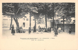 Delcampe - CPA 75 PARIS XVIIIe PENSIONNAT DES SACRES COEURS ET DE L'ADORATION PARIS COUR DE RECREATION - Paris (18)
