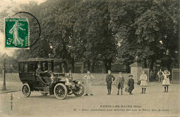 Néris Les Bains * Auto Attendant Famille Devant Le Parc Des Arènes * Taxi Taxis Chauffeur Automobile Ancienne Marque ? - Neris Les Bains