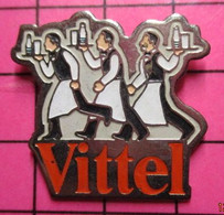 721 Pin's Pins / Beau Et Rare / THEME : BOISSONS / EAU MINERALE VITTEL 3 SERVEURS PARISIENS - Boissons