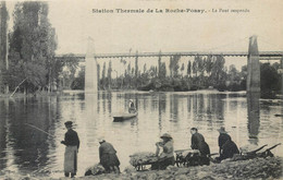 Delcampe - CPA 86 Vienne  STATION THERMALE DE LA ROCHE-POSAY - LE PONT SUSPENDU - LAVANDIERES - La Roche Posay