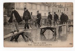 GRANDE CRUE SEINE * PARIS * PORTE D'IVRY * PASSERELLE IMPROVISEE * GENDARME / GARDIEN DE LA PAIX * SELLERIE - De Overstroming Van 1910