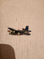 Pin's  Avion De Guerre B26  (bleu Et Jaune) - Avions