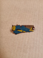 Pin's  Avion De Guerre B26  (bleu Et Jaune) + Bande Rouge Et Blanc A L'arrière - Avions