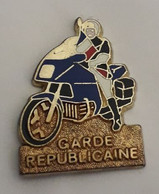 P13 Pin's Motard Gendarmerie Tour De France Garde Républicaine Cyclisme Vélo Signé Y Delsart Achat Immédiat - Cyclisme