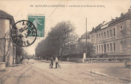 CPA 74 SAINT JULIEN EN GENEVOIS LES ECOLES ET LA ROUTE DE GENEVE - Saint-Julien-en-Genevois