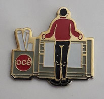 Delcampe - P115 Pin's Informatique Imprimante OCE FRANCE à Montévrain Seine-et-Marne Version Homme De Dos Achat Immédiat - Computers