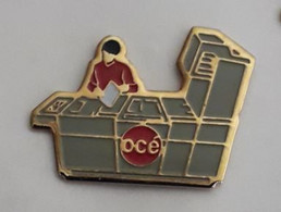 Delcampe - P116 Pin's Informatique Imprimante OCE FRANCE à Montévrain Seine-et-Marne Version Homme De Face Achat Immédiat - Computers