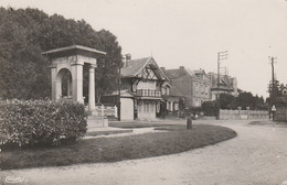 Delcampe - 76 - GODERVILLE - Le Monument Et La Route De Fécamp - Goderville