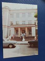 Delcampe - Transnistria (PRIDNESTROVIE). Tiraspol   - Moldova Wedding Palace - Volga Car - Old Postcard 1990s - Moldawien (Moldova)