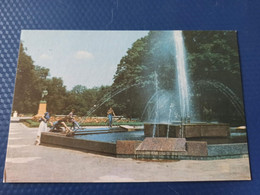 Delcampe - Transnistria (PRIDNESTROVIE). Tiraspol   - "Pobeda" Park Fountain   - Old Postcard 1990s - Moldawien (Moldova)