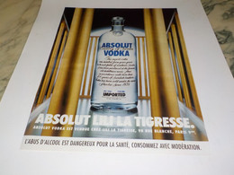 Delcampe - PUBLICITE LILI LA TIGRESSE A PARIS ET  VODKA  ABSOLUT 1994 - Alcools