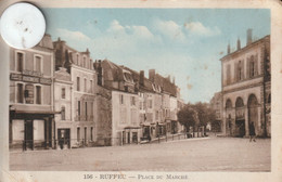 16 - Carte Postale Ancienne De  RUFFEC     Place Du Marché - Ruffec