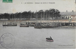 LE HOURDEL -  1910 -  BATEAUX DE PECHE A L ESTACADE -  CARTE COLORISEE - Le Hourdel