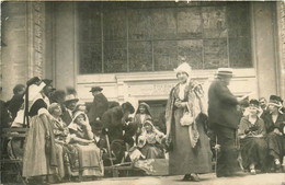 Luchon * Carte Photo * Groupe D'hommes Et Femmes Devant Les Thermes * Photo CAIROL , Bagnère De Luchon - Luchon