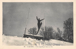 CPA 74 SAMOENS UN MAGNIFIQUE SAUT EN SKI - Samoëns