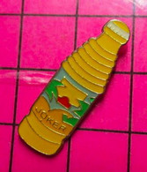 921 Pin's Pins / Beau Et Rare / THEME : BOISSONS / BOUTEILLE DE JUS DE FRUITS JOKER ORANGE - Boissons