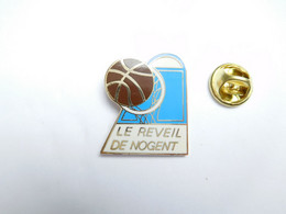 Beau Pin's Pins En EGF , Basket , Le Réveil De Nogent , Nogent Sur Marne - Basketball