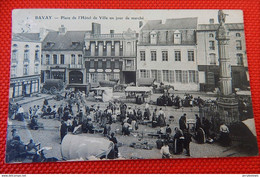 BAVAY (Nord)   -   Place De L'Hôtel De Ville  Un Jour De Marché - Bavay