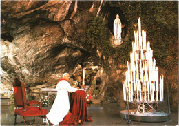 CPM 65 Lourdes - Sa Sainteté Le Pape Jean-Paul II Devant La Grotte Miraculeuse En 1983 TBE éd. Doucet à Lourdes - Santi