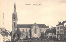 FINISTERE  29  LANDIVISIAU - SORTIE DE LA MESSE - Landivisiau