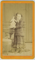 CDV Circa 1880. Une Petite Fille En Pose Avec Sa Poupée Grand Format. Doll. Phot. Malbret à Carcassonne. - Ancianas (antes De 1900)