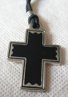 CROIX Pendentif Métal Avec Cordon Réglable - Colgantes