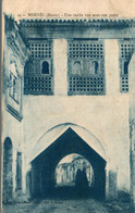 Delcampe - MEKNES UNE RUELLE VUE SOUS UNE PORTE - Meknes