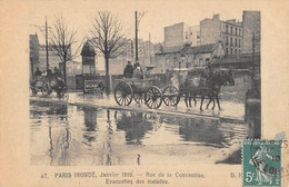 CPA 75 PARIS XVe PARIS INONDE JANVIER 1910 RUE DE LA CONVENTION EVACUATION DES MALADES (cpa Très Rare - Arrondissement: 15