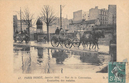 CPA 75 PARIS XVe PARIS INONDE JANVIER 1910 RUE DE LA CONVENTION EVACUATION DES MALADES (cpa Très Rare - District 15