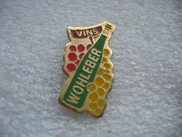 Pin's Des Vins WOHLEBER à Andlau 'Dépt 67), Viticulture, Raisins. Vins D'Alsace - Boissons