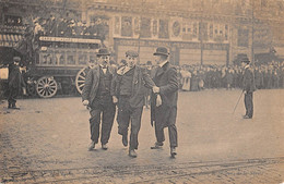 CPA 75 PARIS Xe UN LANIFESTANT ARRETE PLACE DU CHATEAU D'EAU PAR DEUX INSPECTEURS DE LA SURETE - Arrondissement: 10