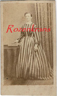 Oude Foto CDV Carte De Visite Photographe 1868 Mode Costume Dress France Woman Femme Ancienne Photo - Non Classés