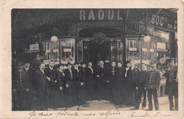 CPA 75 PARIS CHAUSSURES RAOUL CARTE PHOTO AVEC LES VENDEURS DEVANT LE MAGASIN - Other & Unclassified