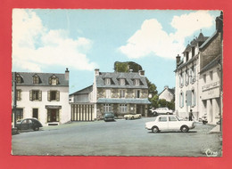 C.P.S.M. ( 29 ) « LA ROCHE-MAURICE » La Place Et L'Auberge Du Vieux Château   - Jolie Vue Générale Animée  X2 Phts - La Roche-Maurice