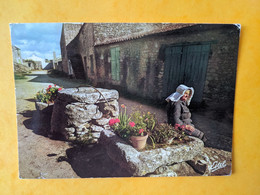 Costume Folklore La Côte Atlantique La Grand-mère Au Puits - Tracteurs