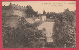 Bergues - La Caserne, La Porte De Bierne Vue Des Remparts  -1937 ( Voir Verso ) - Bergues