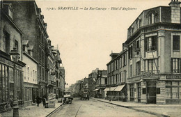 Granville * La Rue Couraye * Hôtel D'angleterre * Débit De Tabac * Automobile Ancienne Voiture - Granville