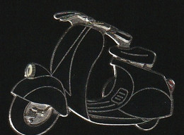 72096- Pin's-Scooter.Vespa.moto.signé Démons Et Merveilles. - Motos