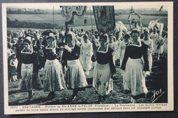 CPA 29 SAINTE ANNE LA PALUE - La Procession- Les Jeunes Femmes Parées De Leurs Beaux Atours De Mariage - Réf. O 163 - Plonévez-Porzay