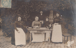 Photographie - Carte-photo - Groupes De Personnages - Femmes Ecriture - Employées - Table Vin - Oblitérée Muides 1906 - Photographie