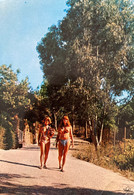 Hyères - île Du Levant - Sur Le Chemin Du Port - Femmes Seins Nus - Nude Nudisme Naturisme - Hyeres