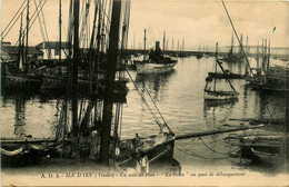 Ile D'yeu * Un Coin Du Port * Bateau LA GRIVE Au Quai De Débarquement - Ile D'Yeu