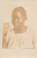 CPA AFRIQUE CARTE PHOTO D'UNE FEMME AFRICAINE ETHNIQUE EN GROS PLAN - Madagascar