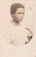 CPA AFRIQUE CARTE PHOTO D'UNE FEMME AFRICAINE ETHNIQUE EN GROS PLAN - Madagascar