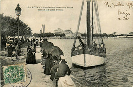 Royan * Entrée D'un Bateau De Pêche Devant Le Square Botton * Pêcheur - Royan