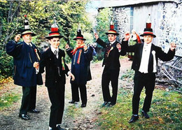 ►  CPSM  Folklore   Auvergne  Groupe Les Enfants De L'Auvergne   La Bourrée à La Bouteille - Danses