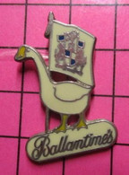 1617 Pin's Pins / Beau Et Rare / THEME : BOISSONS / WHISKY BALLANTINE'S OIE BLANCHE ET DRAPEAU - Boissons