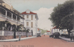 POSTCARD  PORTUGAL - AFRICA - OLD PORTUGUESE COLONY  - SÃO TOMÉ AND PRINCIPE - TRECHO DA CIDADE - OLD CARS - Sao Tome Et Principe