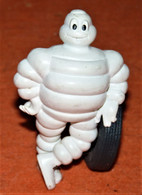 Jolie Figurine Michelin Bibendum Accoudé Sur Un Pneu 9.5 Cm - Other