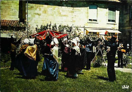 ►  CPSM  Folklore  Haute   La Bourrée D'Aurillac   Des Foulards  Auvergne - Danses